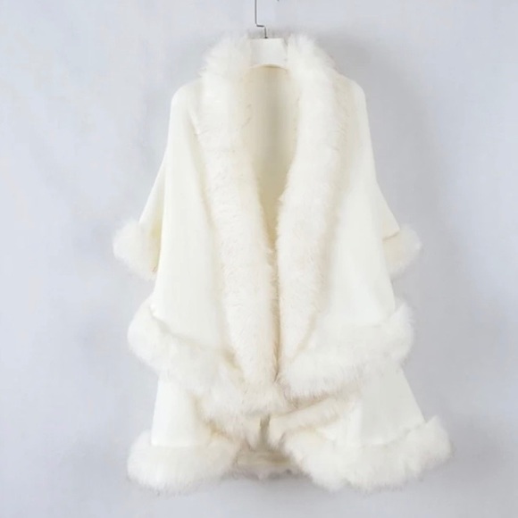 🥂THE AUDREY🥂WHITE FAUX FUR TRIMMED LAYERED CAPE - Picture 7 of 10